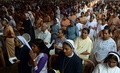 イエズス（Jesuit）会宣教師フランシスコ・ザビエル（Francis Xavier）の遺体を運ぶ行列が始まる前に、インド・ゴア（Goa）州のボム・ジーザス教会（Basilica of Bom Jesus）で行われたミサの参列者ら（2014年11月22日撮影）。(c)AFP/PUNIT PARANJPE