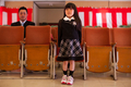 東日本大震災の発生から1か月が過ぎた被災地。写真は通うはずだった小学校が間借りしている宮城県石巻市の高校で、入学式に出席する少女（2011年4月21日撮影）。(c)AFP/YASUYOSHI CHIBA