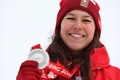 北京冬季五輪、アルペンスキー女子複合。銀メダルを手に喜ぶスイスのウェンディー・ホルドナー（2022年2月17日撮影）。(c) Dimitar DILKOFF / AFP