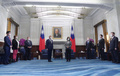 台湾の蔡英文総統（中央右）と会見するフランスのアラン・リシャール元国防相（中央左）。台湾総統府で（2021年10月7日撮影）。(c)CNA Pool / POOL / AFP