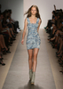 米・ニューヨーク市内で発表されたエルベ・レジェ バイ マックスアズリア（Herve Leger By Max Azria）の10年春夏コレクション（2009年9月13日撮影）。(c)AFP/Getty Images/Kristian Dowling