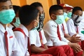 インドネシアのナツナ諸島で、マスクを着けた生徒ら（2020年2月4日撮影）。(c)RICKY PRAKOSO / AFP