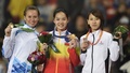 第17回アジア競技大会（17th Asian Games、Asiad）陸上女子100メートル決勝。表彰式に臨む（左から）オルガ・サフロノワ（Olga Safronova）、韋永麗（Wei Yongli）、福島千里（Chisato Fukushima、2014年9月28日撮影）。(c)AFP/PHILIPPE LOPEZ