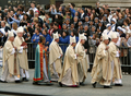ニューヨーク（New York）の聖パトリック大聖堂（Saint Patrick&apos;s Cathedral）に入るローマ法王ベネディクト16世（Pope Benedict XVI、2008年4月19日撮影）。(c)AFP/TIMOTHY A. CLARY