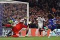 サッカー欧州チャンピオンズリーグ準々決勝第2戦、チェルシー対レアル・マドリード。チェルシーのマルク・ククレジャ（右）のシュートをセーブするレアル・マドリードのGKティボー・クルトワ（左、2023年4月18日撮影）。(c)ADRIAN DENNIS / AFP