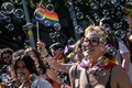 スイスのチューリヒで行われたLGBTIQ（レズビアン、ゲイ、バイセクシュアル、トランスジェンダー、インターセックス、クィア）の人たちによるパレード「チューリヒプライド」に参加する人々（2021年9月4日撮影）。(c)FABRICE COFFRINI / AFP