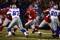 パスコースを探すジャイアンツのQBイーライ・マニング（%%Eli Manning%%、中央）。(c)AFP/Getty Images Al Bello
