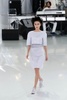 フランス・パリ市内で発表された「シャネル（CHANEL）」14年春夏オートクチュールコレクション（2014年1月21日撮影）。(c)AFP/PATRICK KOVARIK