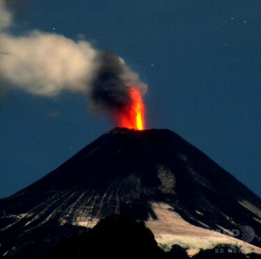 夜空に噴き上がる溶岩、チリのビジャリカ山 写真3枚 国際ニュース
