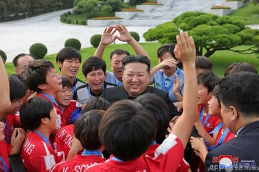 北朝鮮サッカーU-20女子代表、金正恩氏を表敬訪問 写真4枚 国際