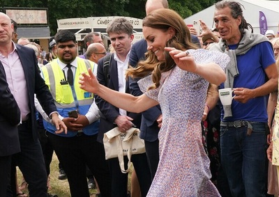 ウィリアム英王子夫妻、地方訪問 ボール蹴る姿も