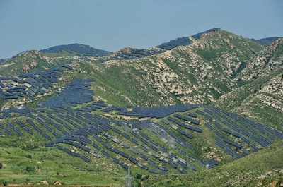 荒廃した山にソーラー発電設置、収益金は貧困家庭に配分 河北