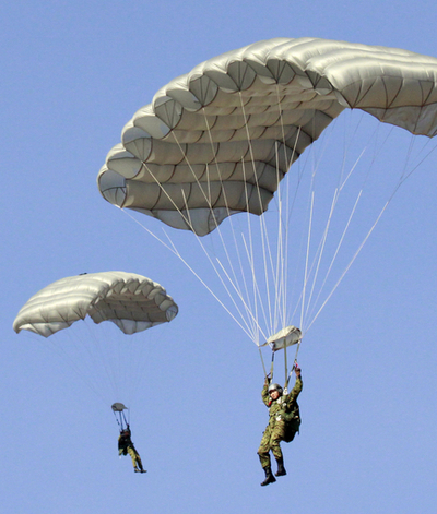 第1空挺団の降下訓練始め、千葉・習志野演習場