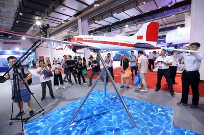 リハビリ訓練ロボからスマートゴミ箱まで 北京で国際科技産業博覧会