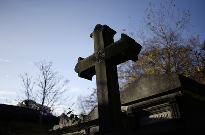 死後も納税？ 仏当局、墓の下の死者に資産税請求