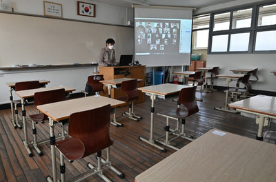 韓国の学校、来週から再開へ コロナ新規感染者の大幅減で