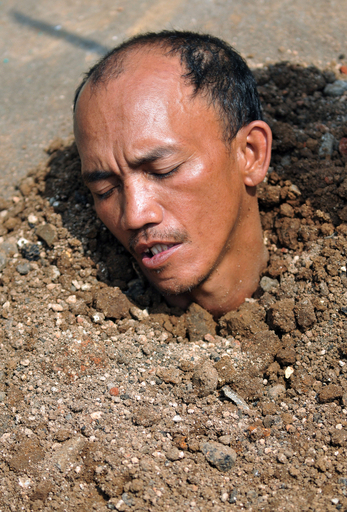 地中に埋まって大統領選の結果に抗議、のはずが・・・ インドネシア