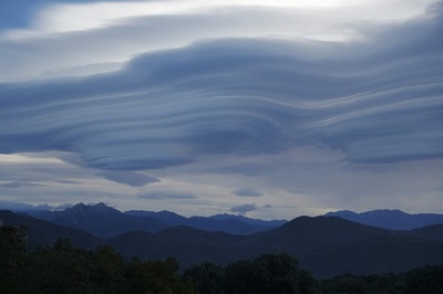 【今日の1枚】連なるレンズ雲 仏コルシカ島