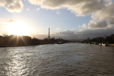 仏セーヌ川、水位の上昇続く パリは厳戒態勢
