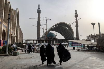 イラン人女性にむち打ち74回、スカーフなしで「風紀」違反