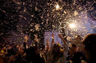 英ロンドンの「ピカデリーサーカス」でサーカス、駄洒落じゃありません