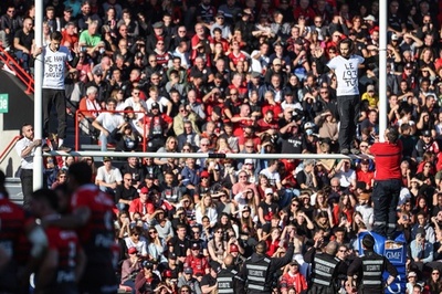 仏ラグビーでも環境活動家が抗議 ポストによじ登り試合中断