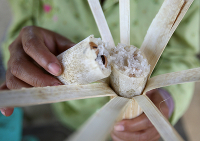 竹筒に米を入れて蒸したカンボジアの民族料理「コムラン」