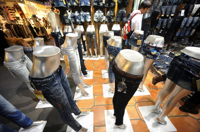 きつすぎるスキニージーンズに健康リスク、豪医師らが警鐘