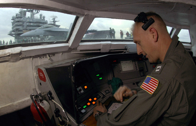 イラン高速艇が米軍艦艇を威嚇、ペルシャ湾のホルムズ海峡で