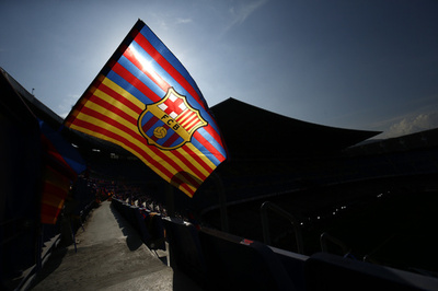 バルサがSNSで炎上、男女合同ツアーで男子のみビジネスクラス利用