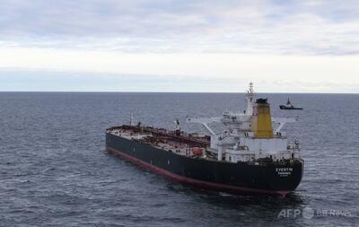 ドイツ、ロシア「影の船団」のタンカー係留
