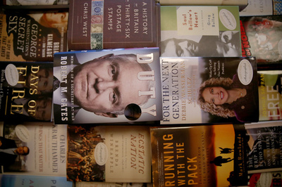 紙の書籍の存在感いまだ強し、米調査結果