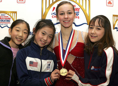 ＜07フィギュアスケート全米選手権＞マイズナー 各部門の優勝者らと共に記念撮影を行う - 米国
