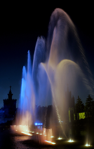 色鮮やかな噴水パフォーマンス