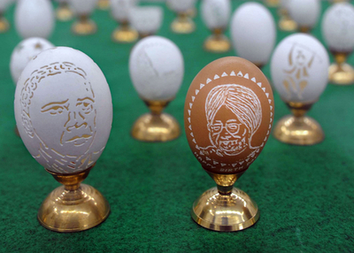 卵に彫られたオバマ大統領の顔、インド