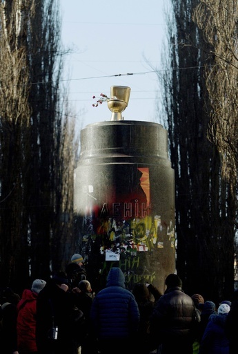 レーニン像跡に「黄金のトイレ」設置、ウクライナ首都