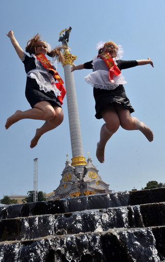 卒業前に無礼講！ 噴水でお祭り騒ぎの学生たち ウクライナ