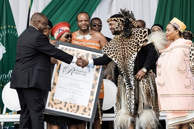 南ア最大民族ズールーの王、正式即位　盛大な式典開催