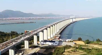 中国初の海をまたぐ高速鉄道用低主塔斜張橋 レール敷設が進む