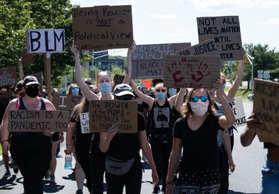 米警察、仲裁で黒人少年だけ制圧 非難が殺到