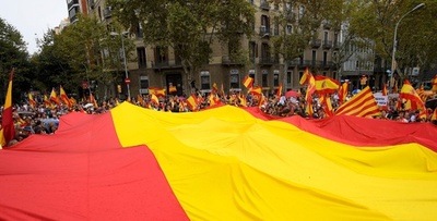 カタルーニャ独立に反対、スペイン各地でデモ