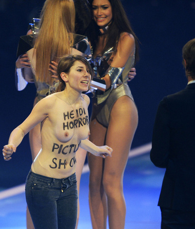 露出度では負けない？モデルコンテスト決勝にFEMEN乱入