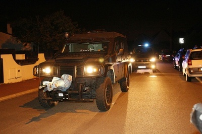 「ISに忠誠」の男、警官を刺殺 パリ郊外