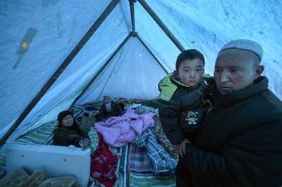 氷点下の被災地、仮設テントで一夜 中国