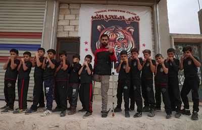 片脚のカンフーの使い手、内戦続くシリアで子どもに夢託す