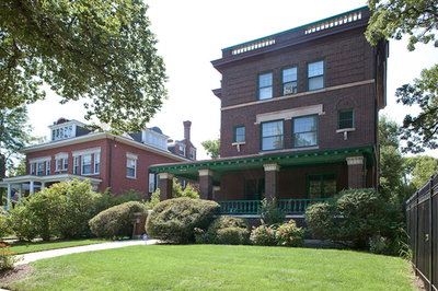 米シカゴのオバマ邸隣家、コロニアル風邸宅が売出しに　