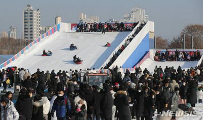 ソウル漢江のソリ乗り場、戻ってくる…「クリスマスマーケット」も賑わい