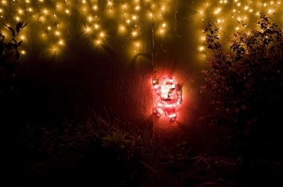 イブの夜空をサンタが駆けた？欧州北部で「光の玉」目撃相次ぐ