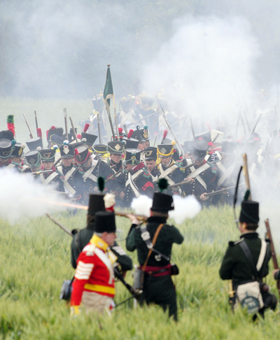 「ワーテルローの戦い」を再現、歴史ファンら1200人が熱戦