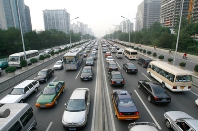 北京、五輪準備で路上から車両100万台を締め出し